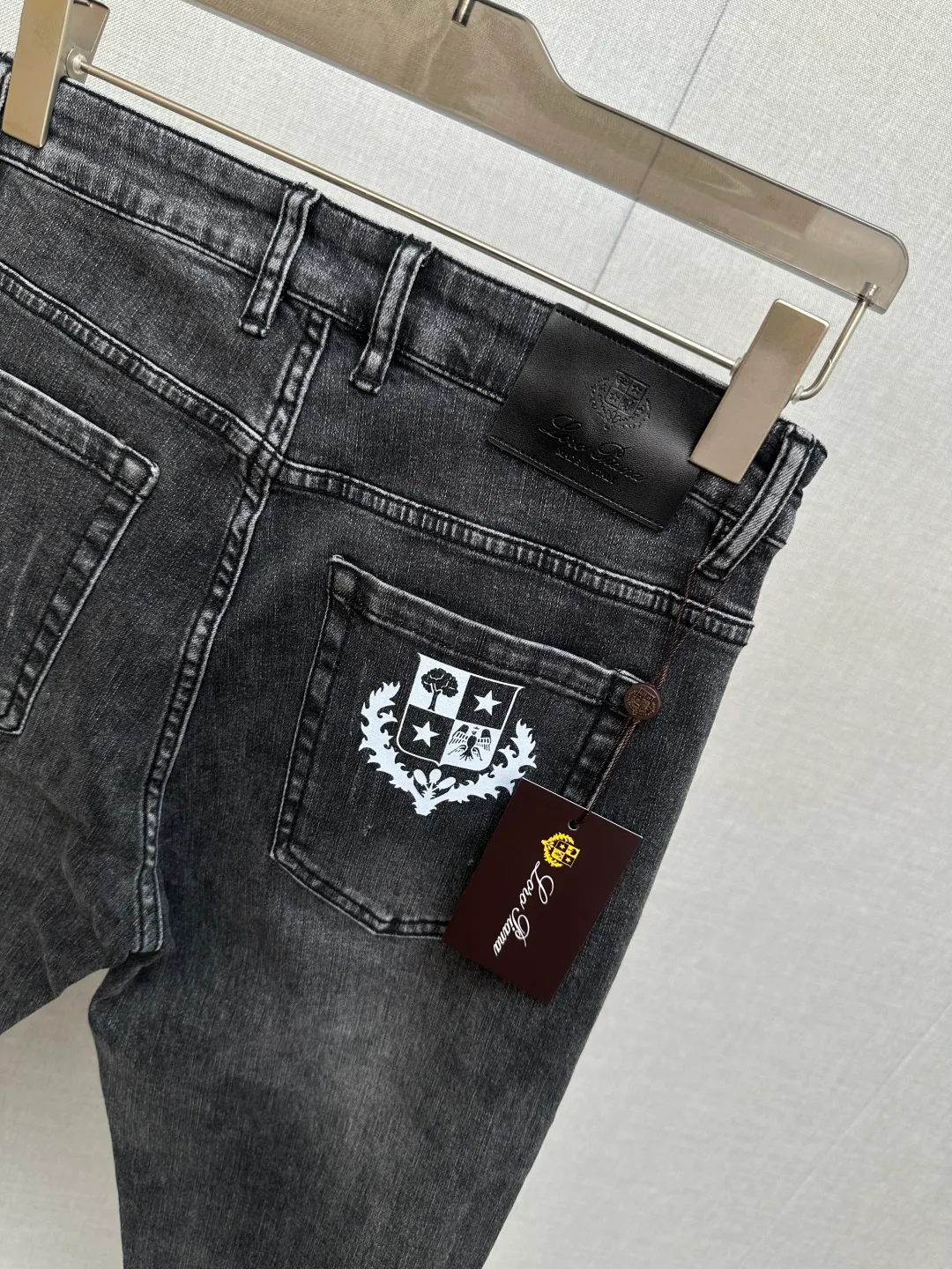 New products from LP counter, original jeans, made by original heavy industry, brand Classic LOGO design, complete with three standards! Original hardware accessories. The denim fabrics are customized at the counter and are completely matched to the counter. You are welcome to try them on before buying. Don’t be afraid of comparing good products. Sizes:29-38